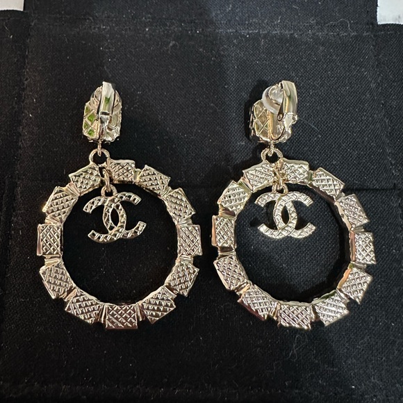 CHANEL 23K CLIP ON STATEMENT CC CRYSTAL EARRINGS - Picture 4 of 8